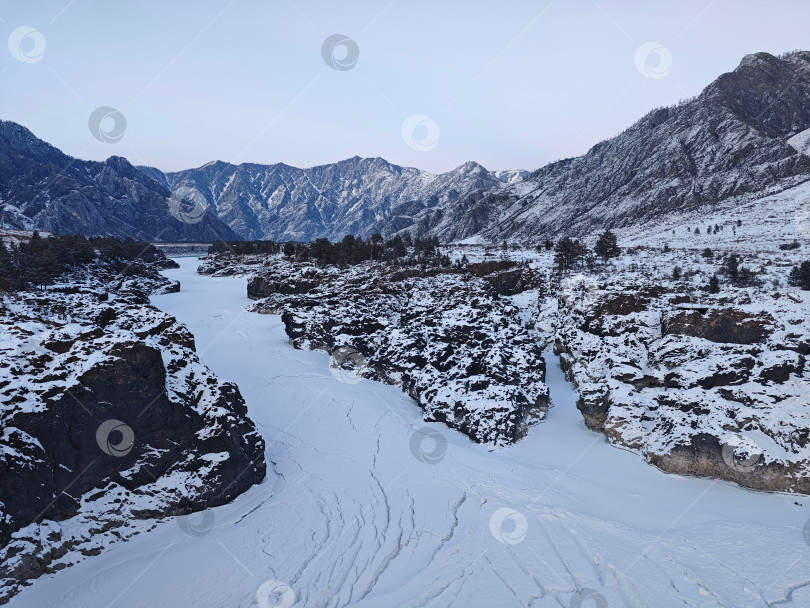 Скачать Вид на реку Катунь с Ороктойского моста в Республике Алтай. Вид на реку Катунь с Ороктойского моста в Республике Алтай. фотосток Ozero
