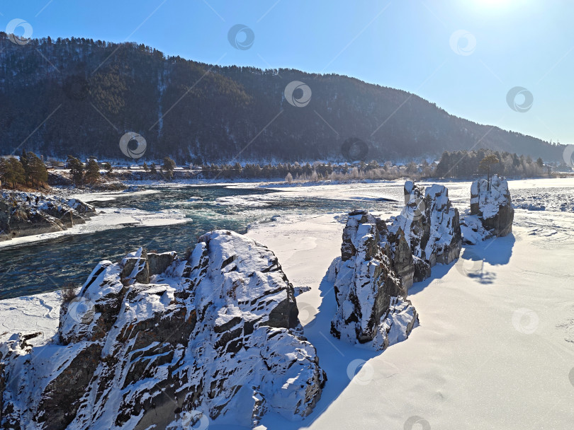 Скачать Республика Алтай зимой, река Катунь и Зубы Дракона около села Чемал. Республика Алтай зимой, река Катунь и Зубы дракона близ села Чемал. фотосток Ozero