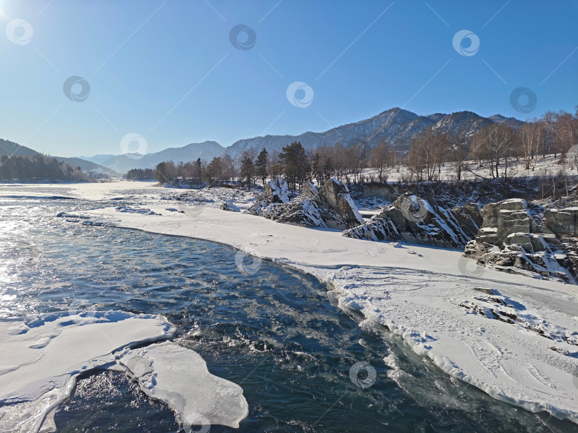 Скачать Республика Алтай зимой, река Катунь и Зубы Дракона около села Чемал. Республика Алтай зимой, река Катунь и Зубы дракона близ села Чемал. фотосток Ozero