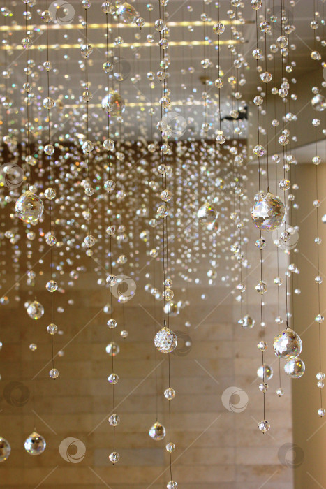 Скачать Стеклянные капли на потолке. Хрустальные бусины в виде украшения помещения. фотосток Ozero