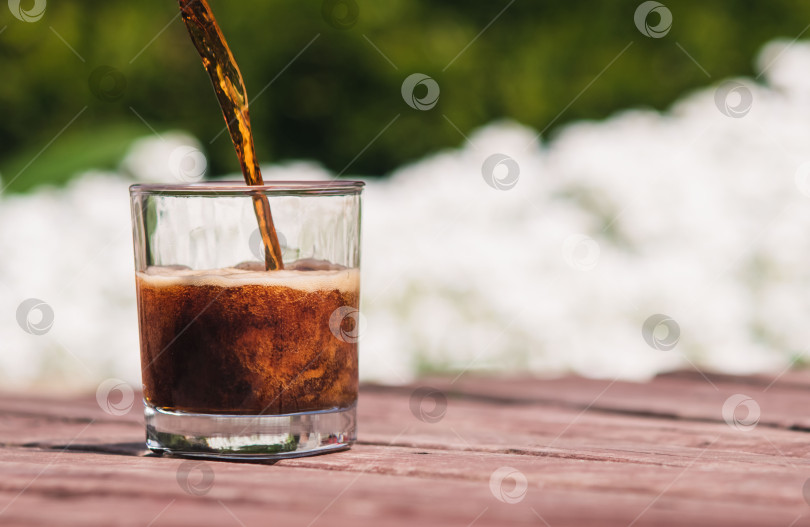 Скачать Стеклянный бокал с напитком фотосток Ozero