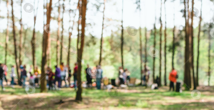 Скачать Размытое изображение людей, отдыхающих в лесу фотосток Ozero