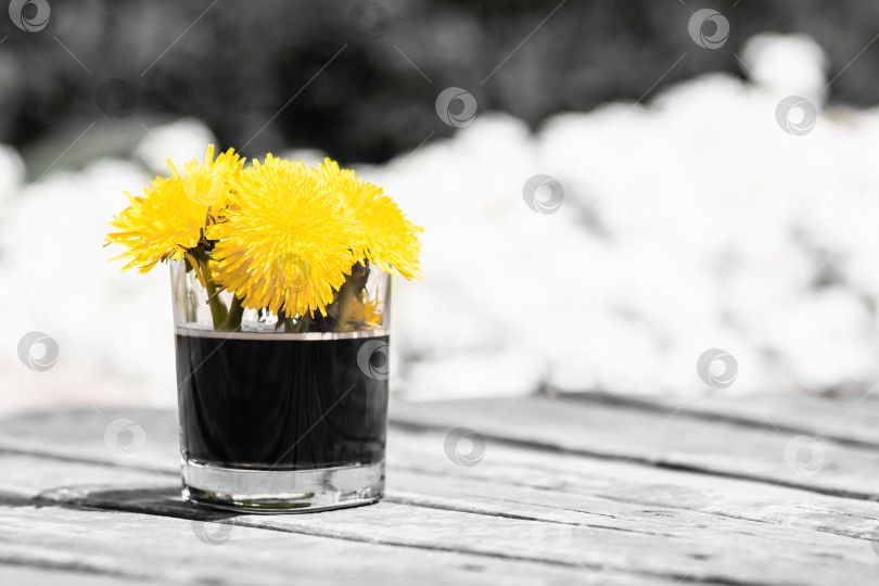 Скачать Стеклянный бокал с напитком фотосток Ozero