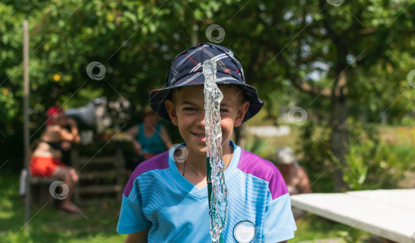 Скачать Изображение маленького мальчика на фоне фонтана с водой фотосток Ozero