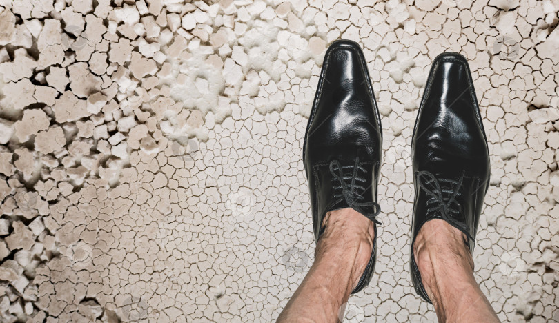 Скачать Ноги взрослого мужчины в модельных туфлях фотосток Ozero