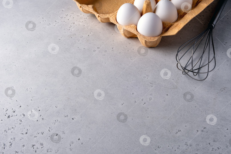 Скачать Взбейте яйца на кухонном столе для приготовления выпечки фотосток Ozero