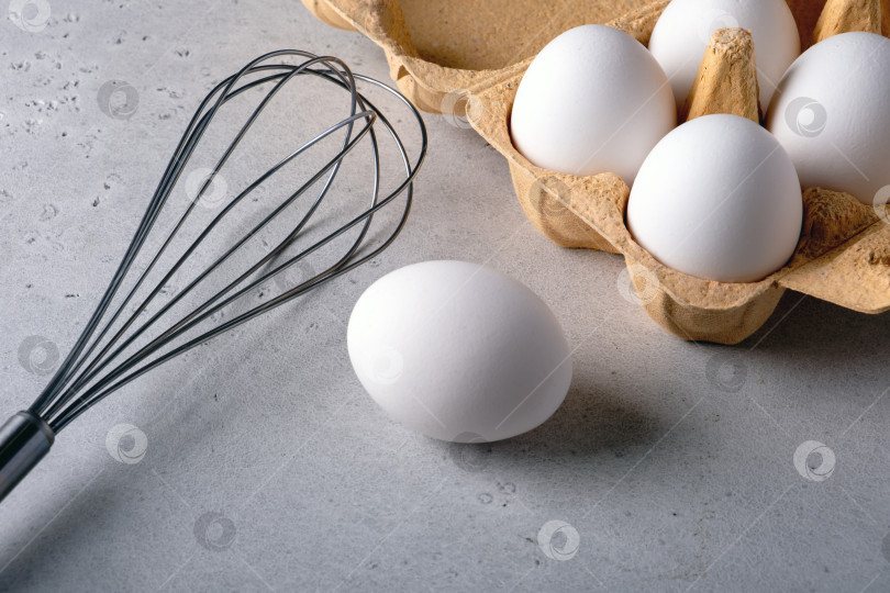 Скачать Взбейте яйца на кухонном столе для приготовления выпечки фотосток Ozero