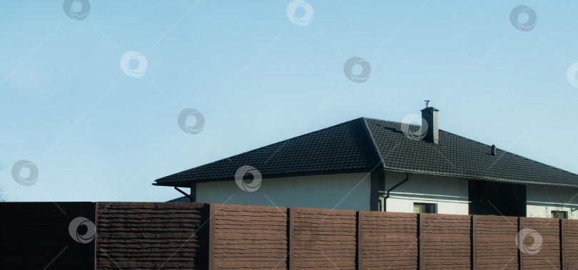 Скачать Вид на крышу нового частного дома фотосток Ozero