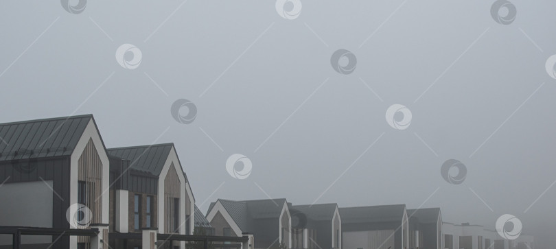 Скачать Вид крыш новых домов во время тумана фотосток Ozero