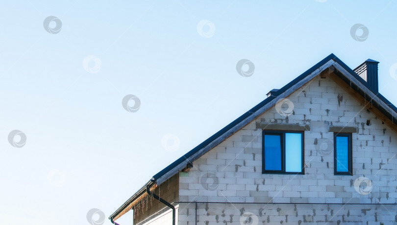 Скачать Вид на крышу нового частного дома фотосток Ozero