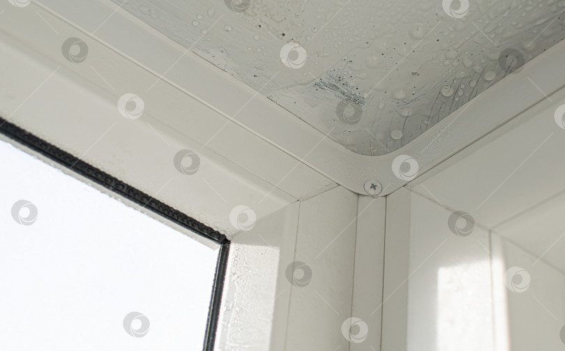 Скачать Запотевшая пластиковая рама на лоджии фотосток Ozero