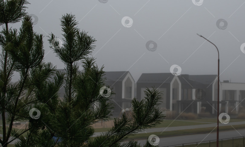 Скачать Вид крыш новых домов во время тумана фотосток Ozero