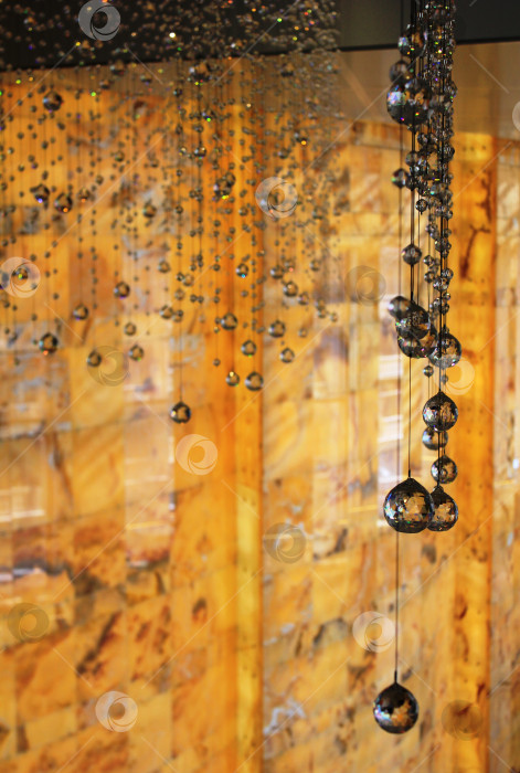 Скачать Хрустальные бусины в виде украшения помещения. Стеклянные капли на потолке. фотосток Ozero