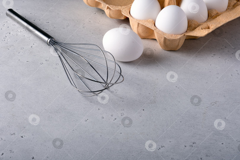 Скачать Взбейте яйца на кухонном столе для приготовления выпечки фотосток Ozero