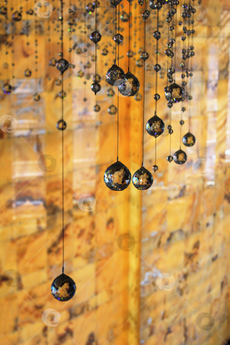 Скачать Яркий акцент интерьера. Хрустальные бусины в виде украшения помещения. Стеклянные капли на потолке. фотосток Ozero
