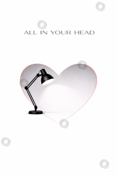 Скачать Настольная лампа в форме сердца на чистом белом фоне, минимальные излишние размышления - все это У Вас в голове, свободное место для копирования фотосток Ozero