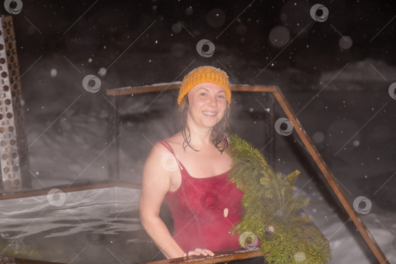 Скачать Ванна. Женщина плавает в горячей ванне во время отдыха. Молодая женщина наслаждается горячей ванной в заснеженном лесу на открытом воздухе. Зимние каникулы в заснеженных горах. Девушка расслабляется в термальном спа-центре на открытом воздухе. Концепция лечения горячей водой. фотосток Ozero