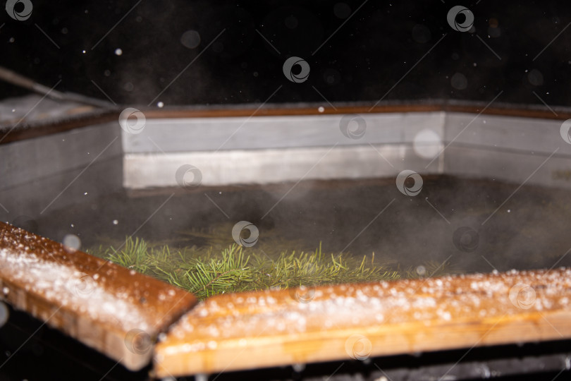 Скачать Термальная открытая ванна с пихтой для отдыха фотосток Ozero