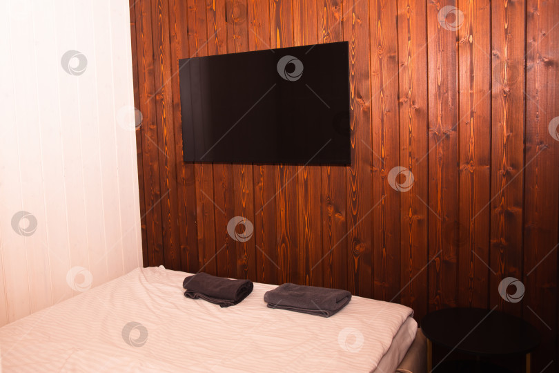 Скачать интерьер передвижного дома. Дом на колесах внутри. Телевизор на стене. Кемпинг фотосток Ozero