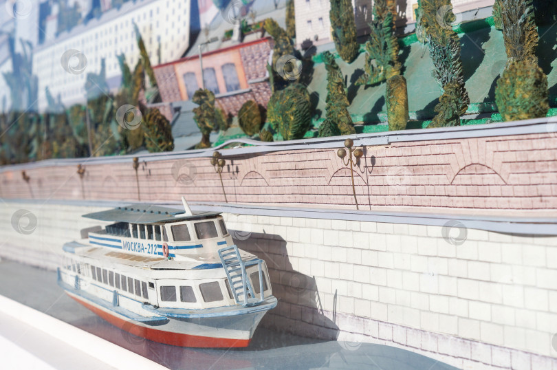 Скачать Саратов, Россия - 25 мая 2024 года. Макет теплохода и набережной из диорамы города Саратова фотосток Ozero