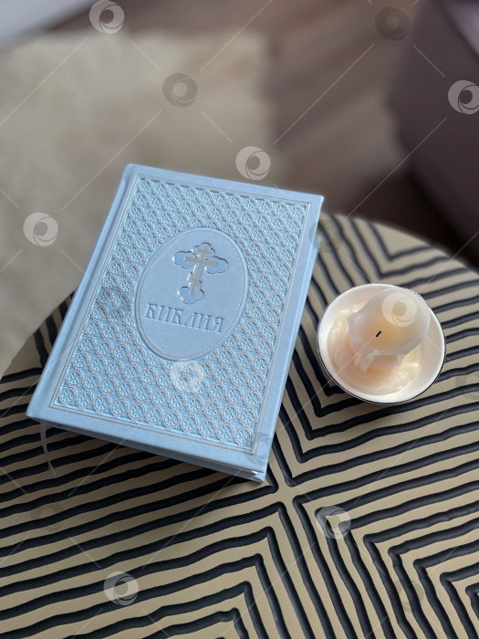 Скачать Библия и свеча фотосток Ozero
