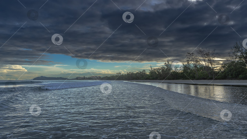 Скачать Раннее утро на берегу океана. Восход солнца. Сумерки. фотосток Ozero