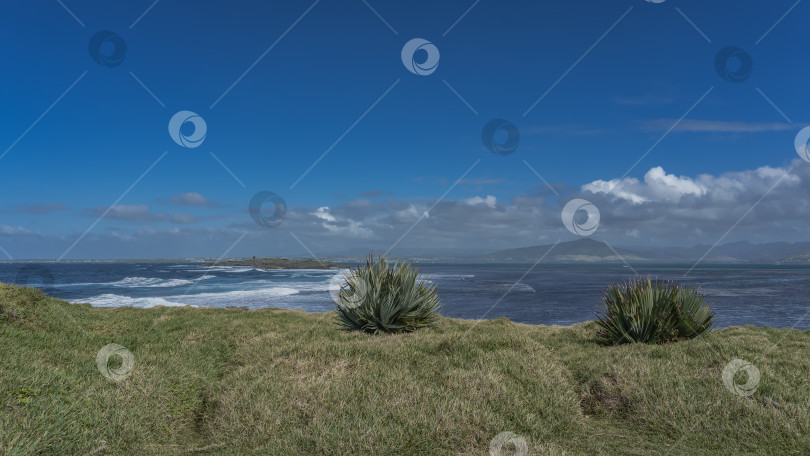Скачать В океане, в проливе между островками, бушуют волны фотосток Ozero