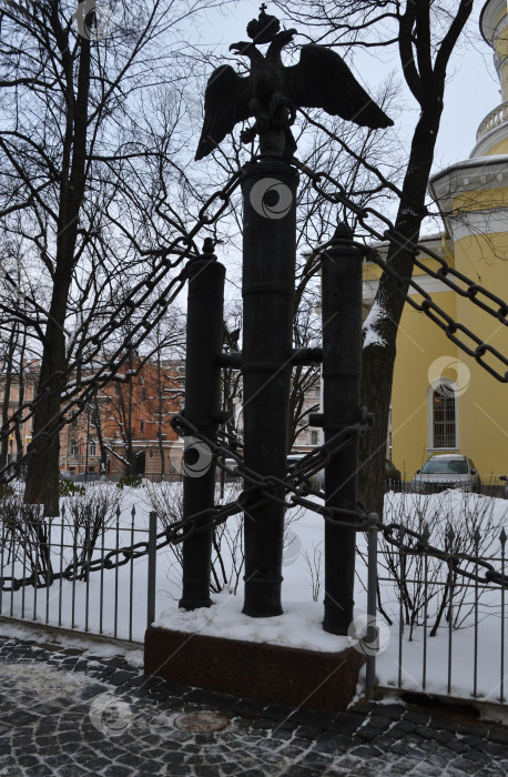 Скачать Двуглавый орел на постаменте фотосток Ozero