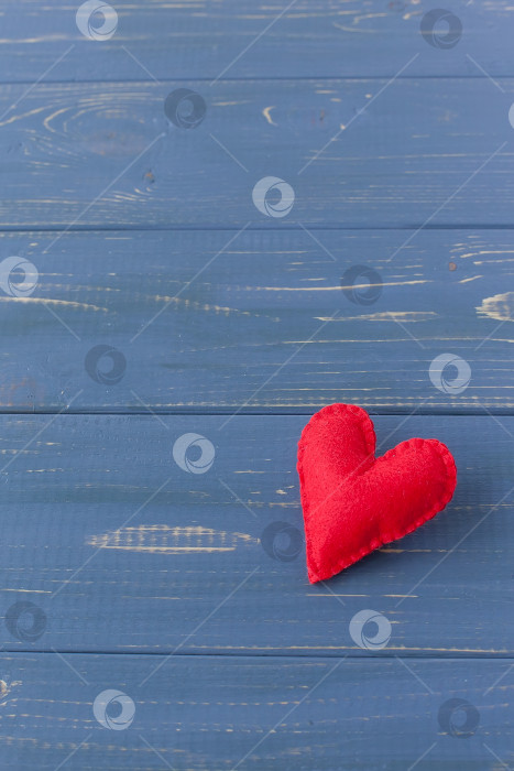 Скачать Сердце из фетра на синем фоне. День святого Валентина фотосток Ozero