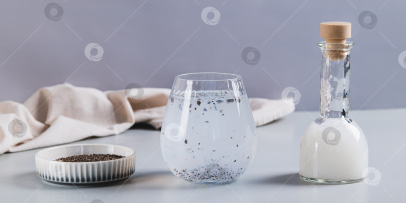 Скачать Веб-баннер с детоксикационной кокосовой водой с семенами чиа в стакане на столе фотосток Ozero