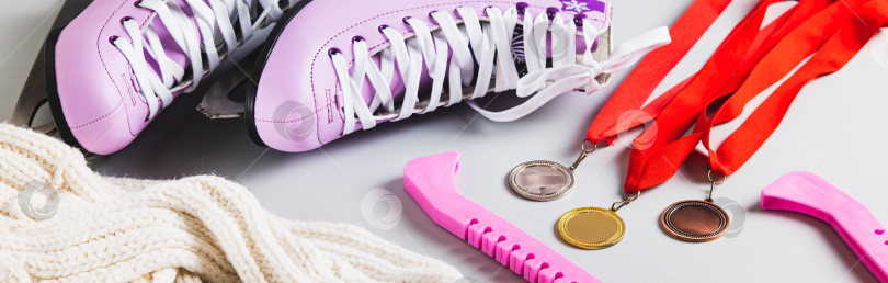 Скачать Фигурные коньки, чехлы и три медали на светлом фоне веб-баннера фотосток Ozero