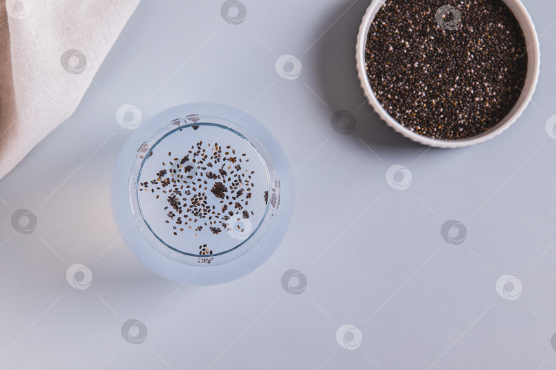 Скачать Детокс-кокосовая вода с семенами чиа в стакане на столе вид сверху фотосток Ozero