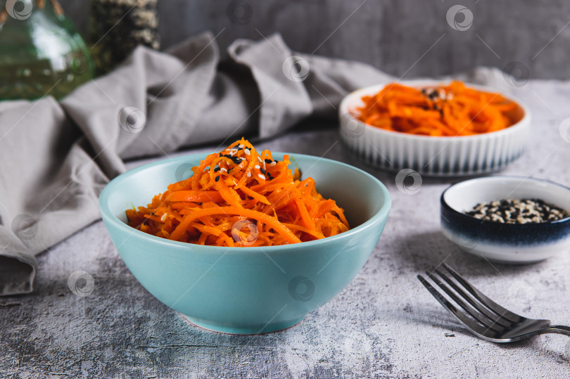 Скачать Корейская морковь с кунжутом в миске на столе фотосток Ozero