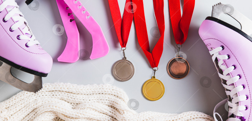 Скачать Коньки для фигурного катания, медали, чехлы и шарф на светлом фоне веб-баннера, вид сверху фотосток Ozero