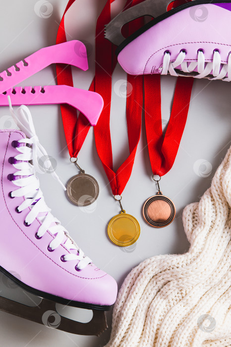 Скачать Коньки для фигурного катания, медали, чехлы и шарф на светлом фоне, вид сверху и по вертикали фотосток Ozero