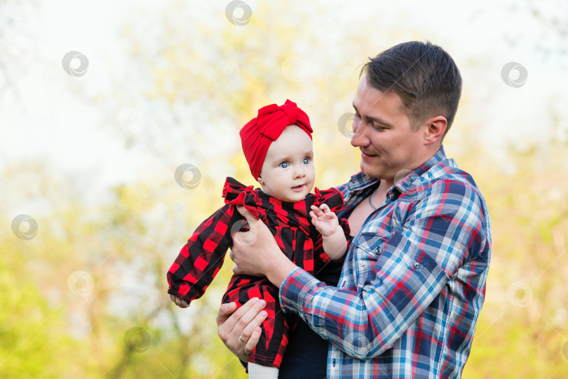 Скачать Маленькая девочка-малыш со своим папой фотосток Ozero