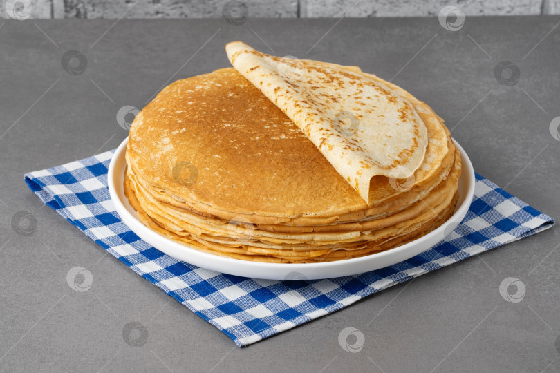 Скачать Свежеприготовленные блинчики на сером столе фотосток Ozero