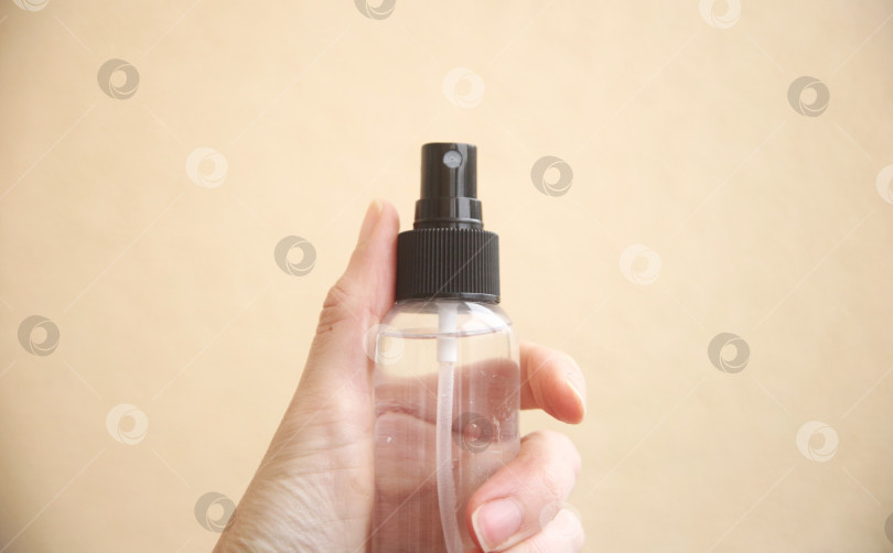 Скачать Чистящее средство в бутылке и губка в руке фотосток Ozero