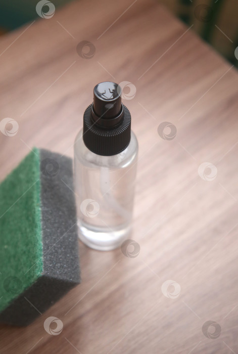 Скачать Женская рука держит флакон с распылителем фотосток Ozero