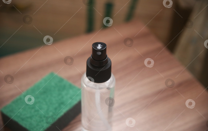 Скачать Чистящее средство в бутылке с распылителем и губка. Чистота и гигиена фотосток Ozero