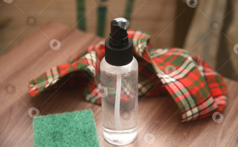 Скачать чистящее средство в бутылке и губка фотосток Ozero