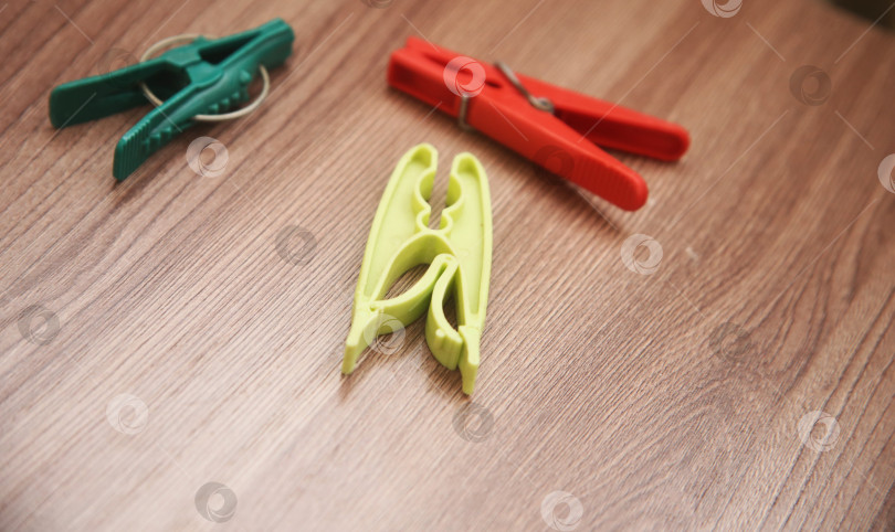 Скачать Пластмассовые прищепки фотосток Ozero