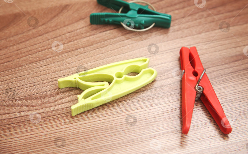 Скачать Предмет пластмассовые прищепки фотосток Ozero