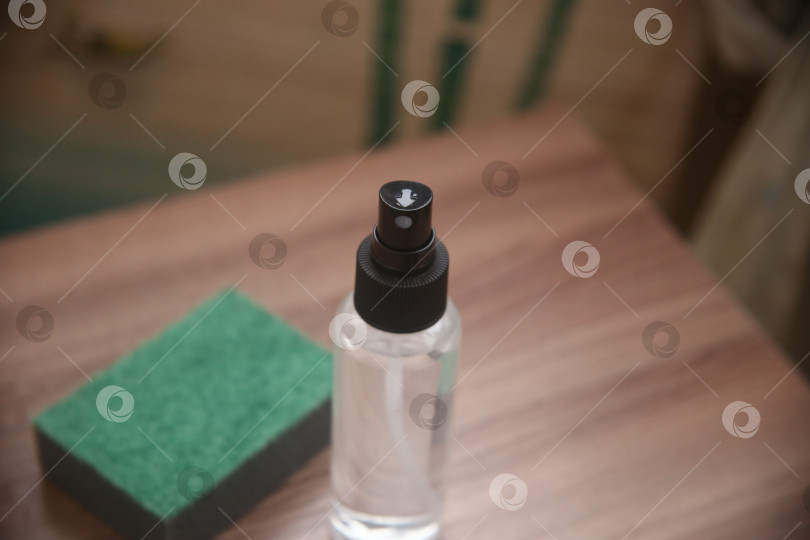 Скачать Флакон со средством для уборки и губка фотосток Ozero