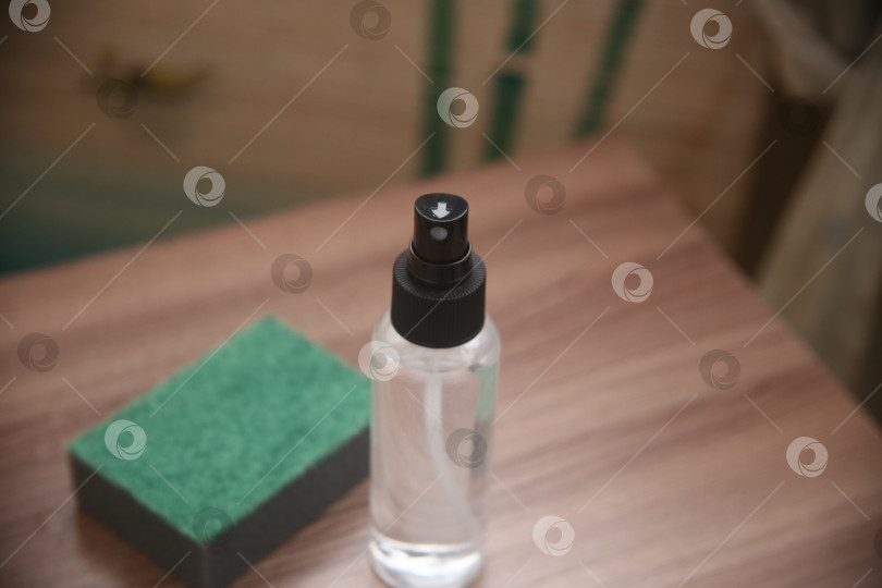 Скачать Флакон с распылителем для уборки и поролоновая губка фотосток Ozero