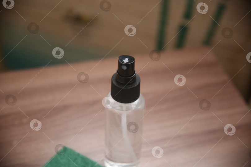 Скачать Флакон с распылителем для уборки и поролоновая губка, вид сверху фотосток Ozero