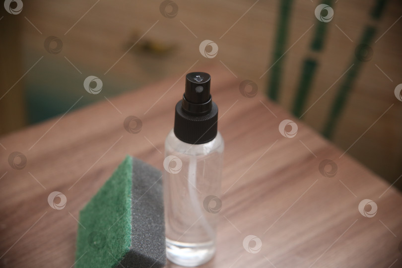 Скачать Флакон с распылителем для уборки и поролоновая губка фотосток Ozero