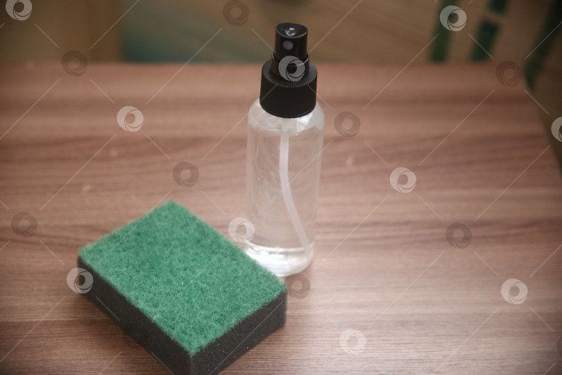 Скачать Флакон с распылителем для уборки и губка фотосток Ozero