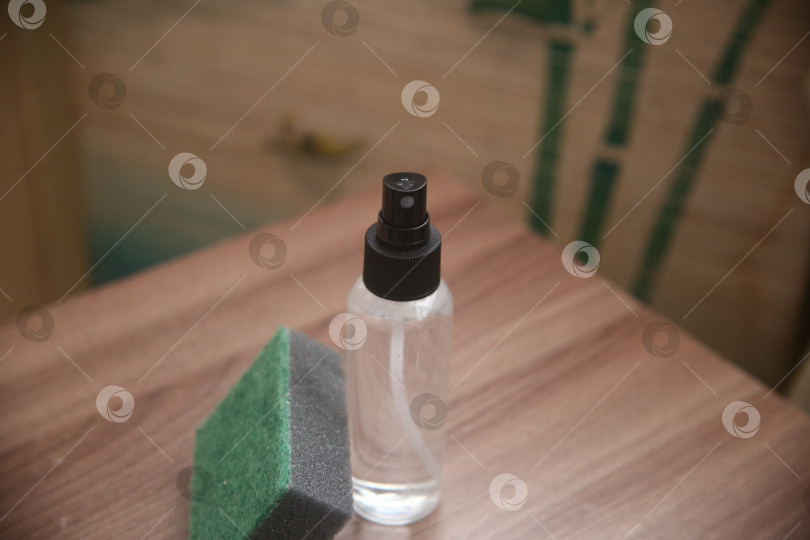 Скачать Флакон со средством для уборки и поролоновая губка фотосток Ozero