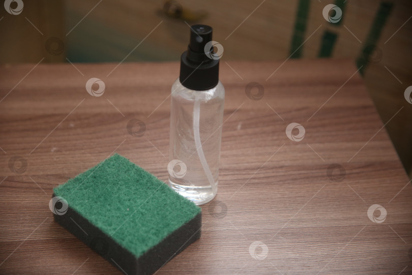 Скачать Флакон со средством для уборки и поролоновая губка фотосток Ozero